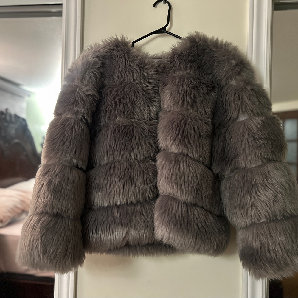 Women's gray faux fur coat / jacket